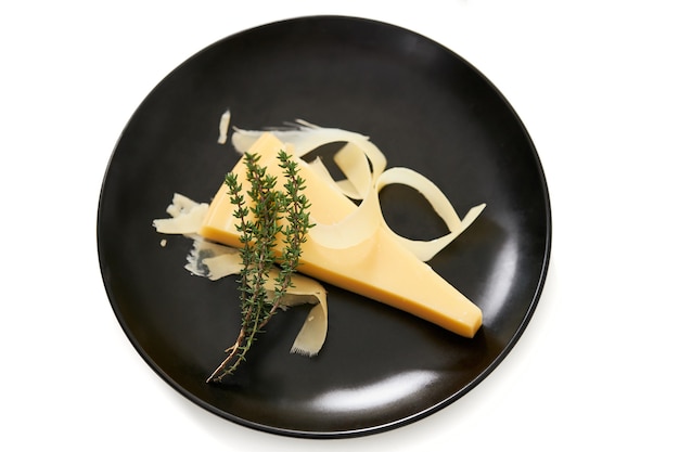 Pedaço de queijo apetitoso e suculento com raminho de alecrim