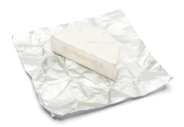 Pedaço de queijo brie ou camambert em um espaço em branco