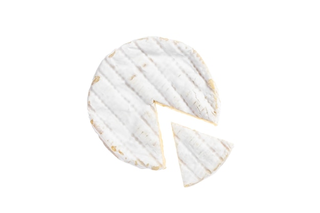 Pedaço de queijo camembert isolado no fundo branco de vista superior queijo brie macio