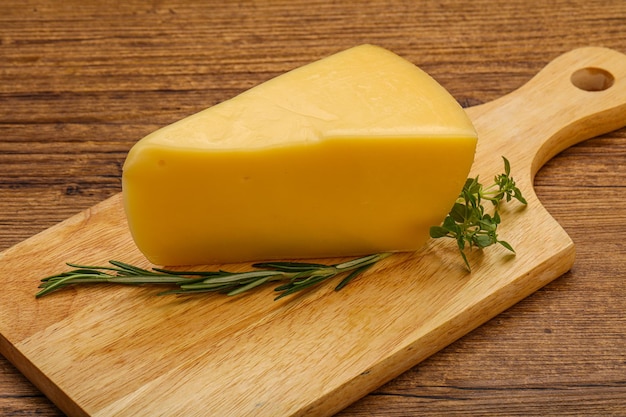 Pedaço de queijo duro servido com alecrim