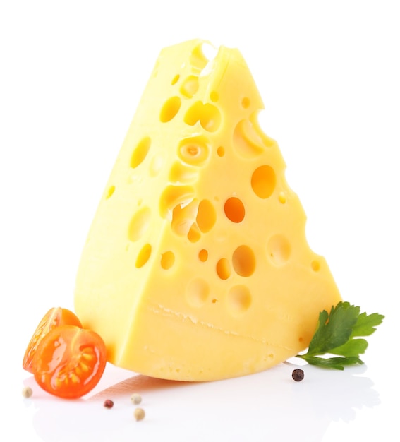 Pedaço de queijo e tomate isolado em branco