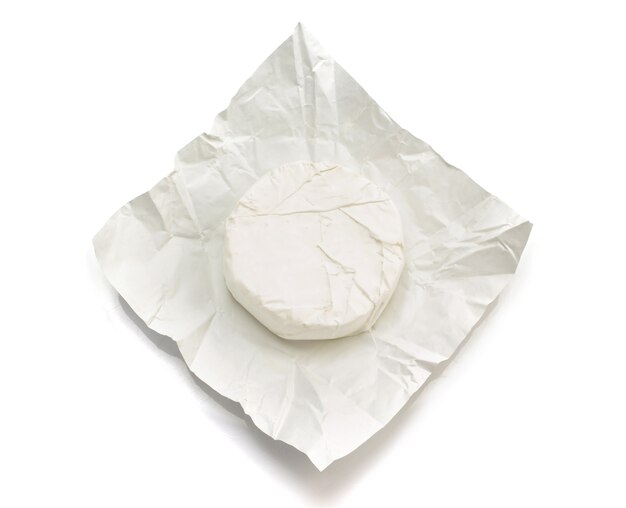 Pedaço de queijo isolado na superfície branca