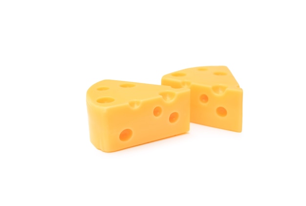 Pedaço de queijo isolado no fundo branco