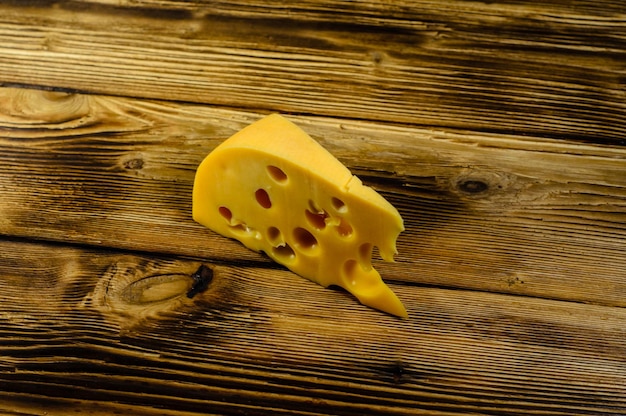Pedaço de queijo na mesa de madeira rústica