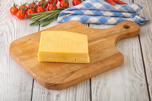 Pedaço de queijo orgânico natural a bordo
