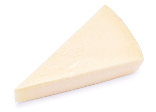 Pedaço de queijo parmesão isolado no fundo branco