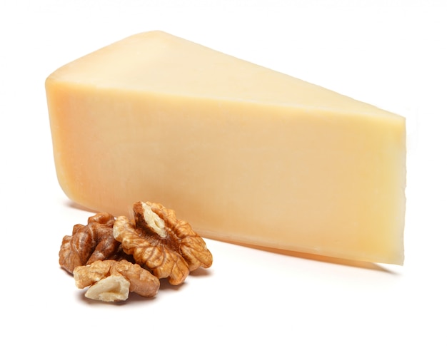 Pedaço de queijo parmesão na mesa branca