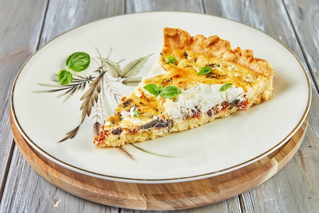 Pedaço de quiche com queijo de cabra no prato cozinha gourmet francesa