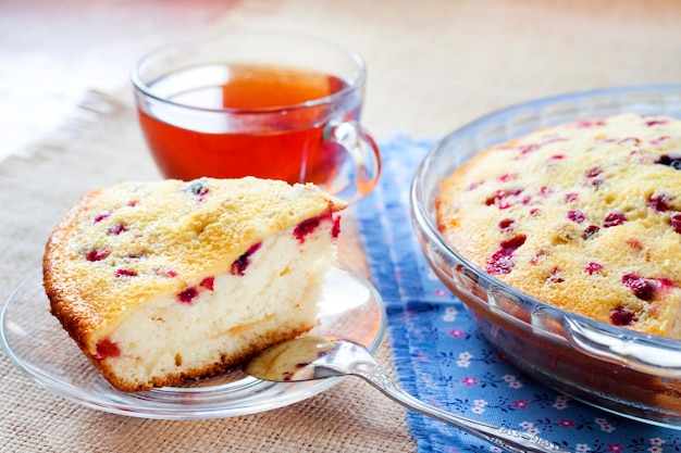 Pedaço de torta de Acerola caseira em um patê