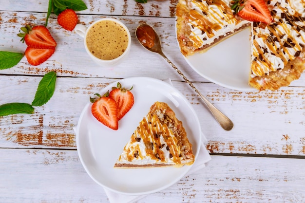 Pedaço de torta de caramelo com uma xícara de café