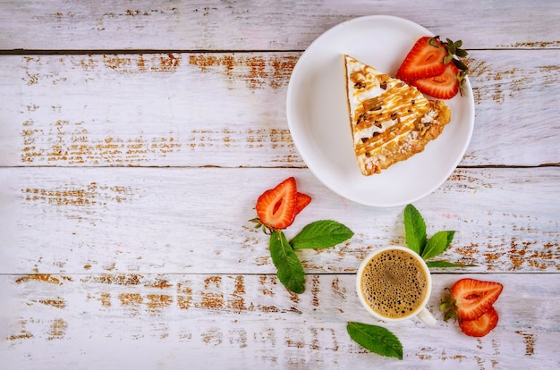 Pedaço de torta de caramelo com uma xícara de café