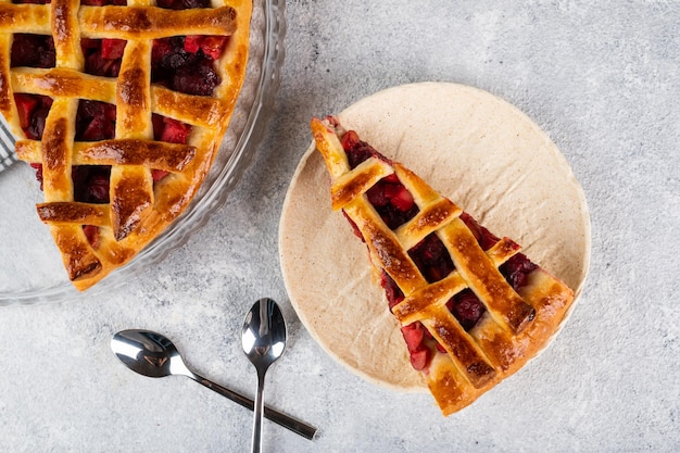 Pedaço de Torta de Cereja com Crosta Escamosa sobre fundo claro Torta americana Vista superior Sobremesa de cereja Recheio de cereja plana