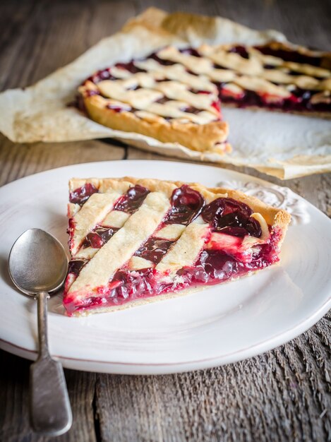 Pedaço de torta de cereja no prato