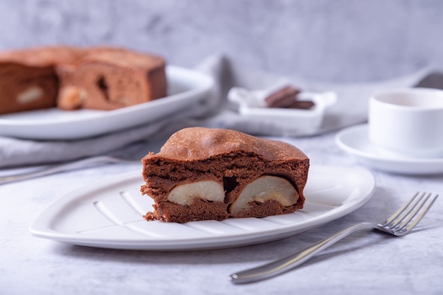 Pedaço de torta de chocolate com pêra.