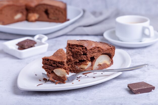 Pedaço de torta de chocolate com pêra.