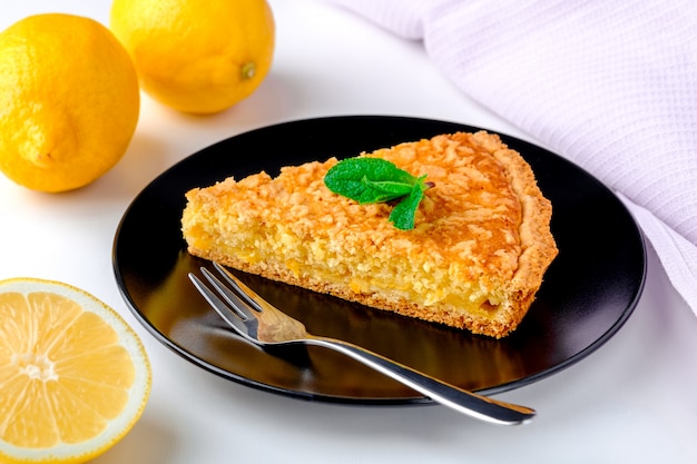 Pedaço de torta de limão em um prato