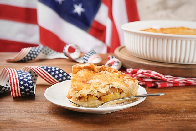 Pedaço de torta de maçã americana na mesa