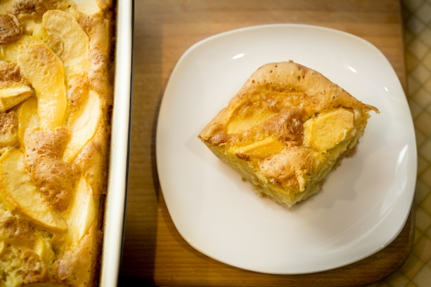 Foto pedaço de torta de maçã caseira recém-assada em um prato branco