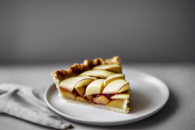 Pedaço de torta de maçã em prato de comida na mesa