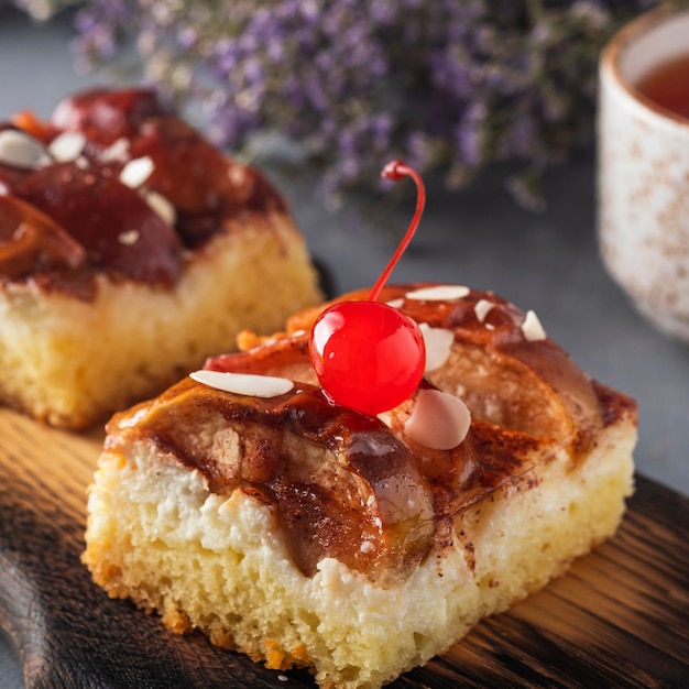 Pedaço de torta de maçã.