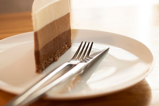 Pedaço de três bolo de chocolate no prato na mesa de madeira