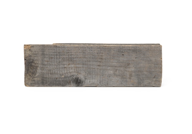 Pedaço de velha placa de madeira cinza isolado no fundo branco, close-up