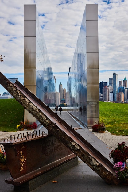 Pedaço de viga de aço desmoronada das Torres Gêmeas 9 11 no memorial de Nova Jersey com vista para a cidade de Nova York
