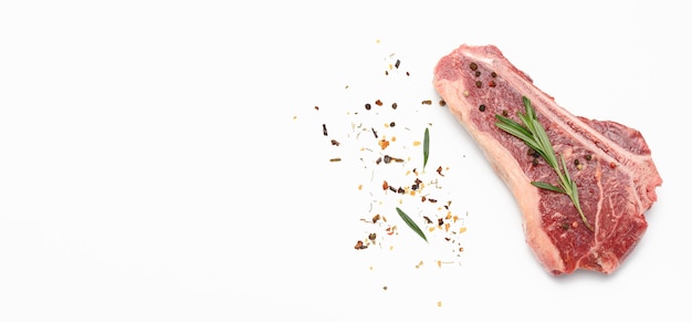 Pedaço fresco de carne bovina crua, bife striploin, vista de cima, cópia espaço