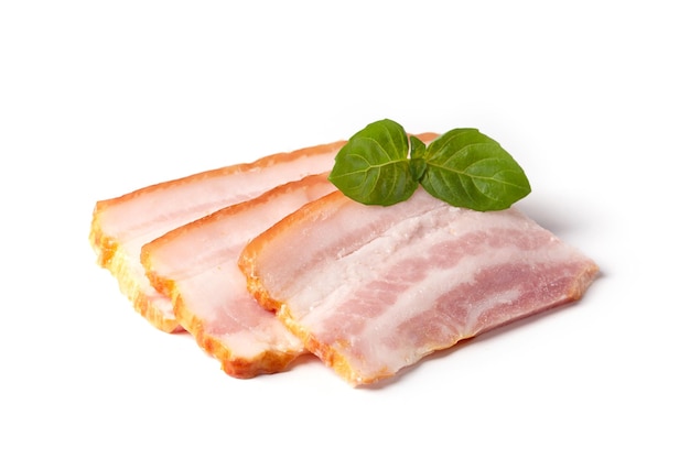 Pedaços crus de bacon fresco com folha de manjericão verde isolado em um fundo branco