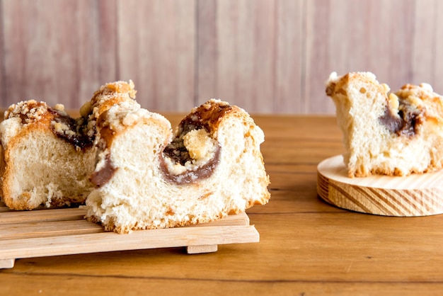 Pedaços da tradicional Cuca brasileira recheada com chocolate na mesa de madeira