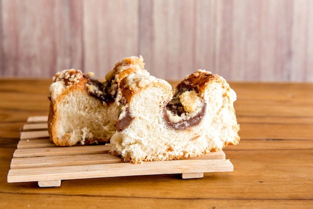 Pedaços da tradicional Cuca brasileira recheada com chocolate na mesa de madeira