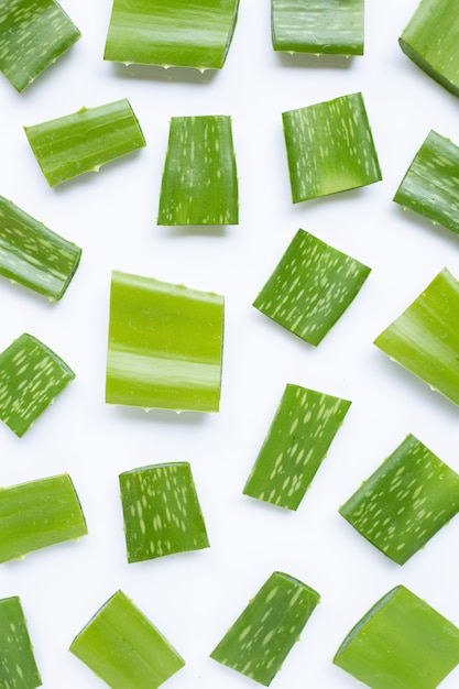 Pedaços de aloe vera em branco