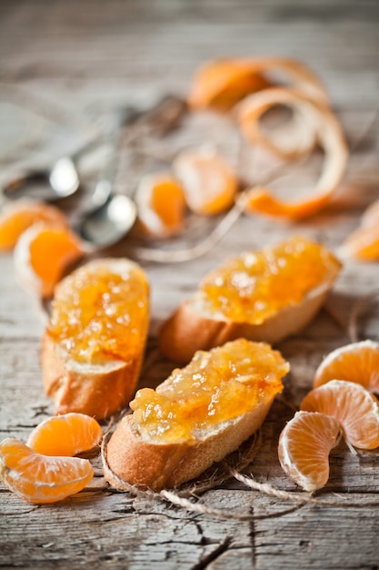 Pedaços de baguete com geléia de laranja