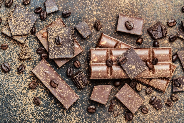 Pedaços de barra de chocolate.