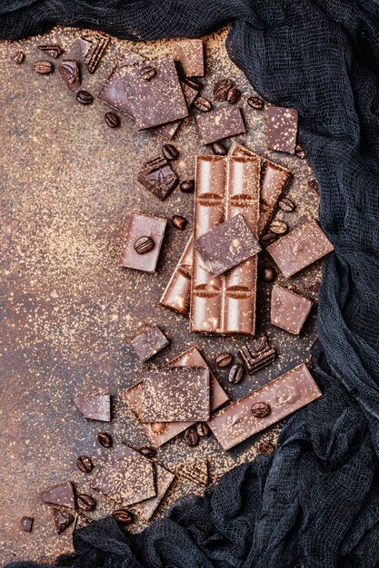 Pedaços de barra de chocolate.