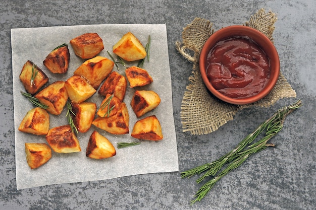 Pedaços de batata assados.