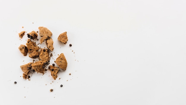 Pedaços de biscoito com gotas de chocolate