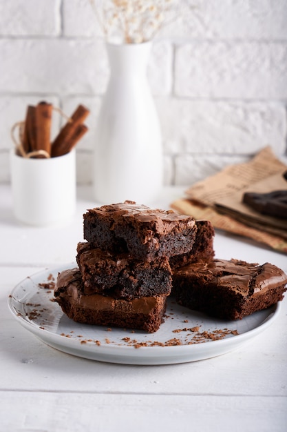 Foto pedaços de bolo brownie servido em uma mesa branca bolo de chocolate