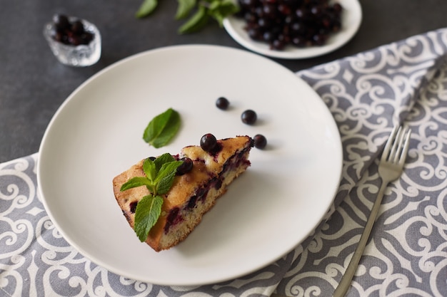 Pedaços de bolo caseiro delicioso com frutas e hortelã