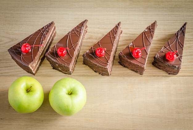 Pedaços de bolo de chocolate e duas maçãs