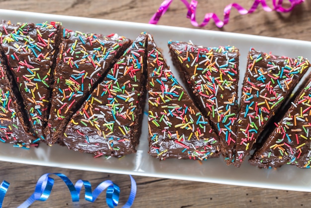 Foto pedaços de bolo de chocolate no prato