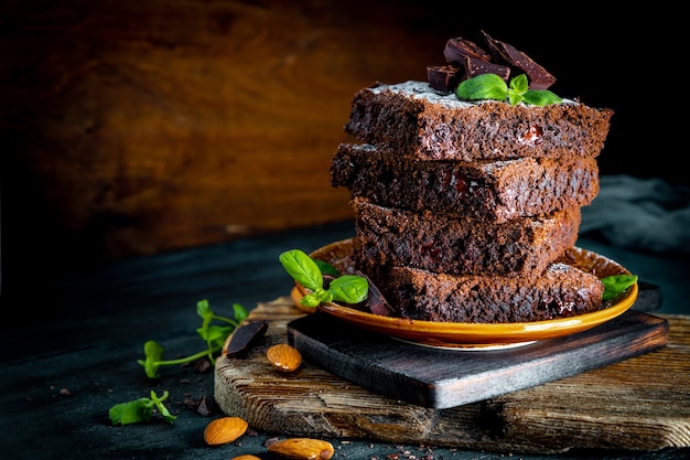 Pedaços de brownie de chocolate caseiro guarnecido com folhas de hortelã