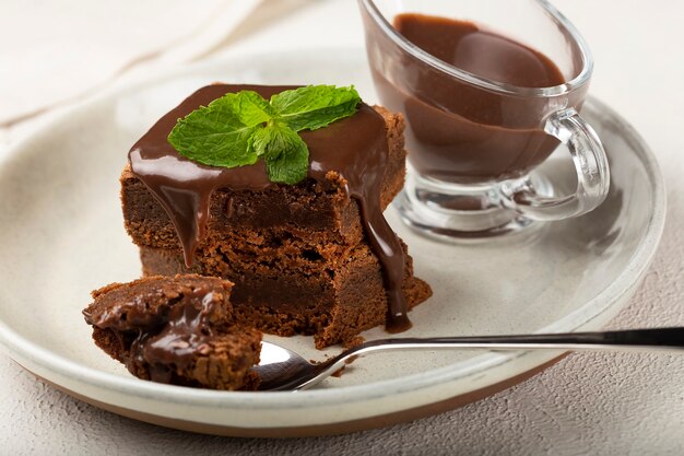 Pedaços de brownies de chocolate na mesa