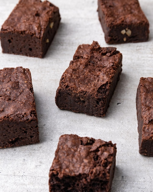 Pedaços de brownies sobre mesa de madeira branca