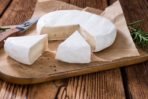 Pedaços de Camembert em fundo de madeira