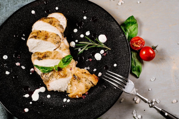 Pedaços de carne assada com especiarias no fundo de madeira