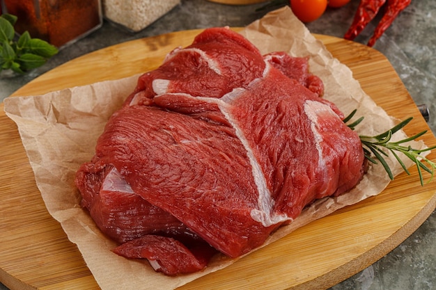 Pedaços de carne bovina crua para cozinha