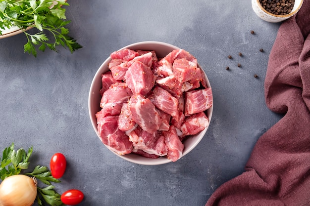 Pedaços de carne crua com ingrediente para cozinhar em espetos. Vista do topo