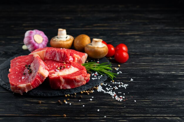 Pedaços de carne crua suculenta com alecrim