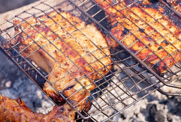 Pedaços de carne de porco assada na grelha.